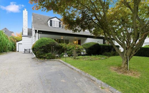 Single Family House For Sale in Great Neck New York 4 Beds 2 Baths