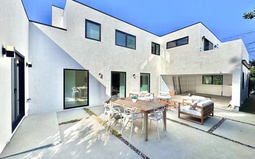 Single Family House For Sale in Studio City California 4 Beds 5 Baths