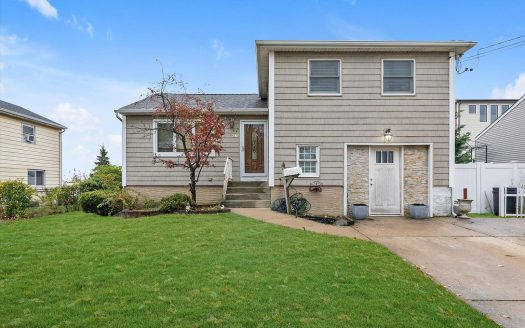 Single Family House For Sale in Inwood New York 3 Beds 2 Baths