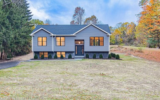 Single Family House For Sale in Marlboro New York 3 Beds 4 Baths