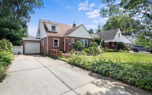Single Family House For Sale in New Hyde Park New York 4 Beds 3 Baths