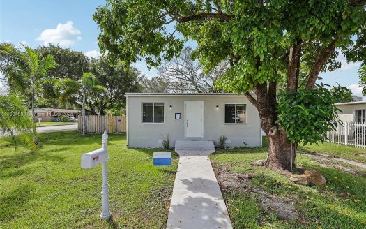 Single Family House For Sale in South Miami Florida 4 Beds 2 Baths