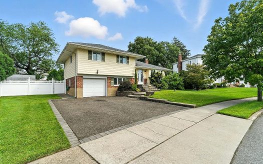 Single Family House For Sale in Plainview New York 3 Beds 2 Baths