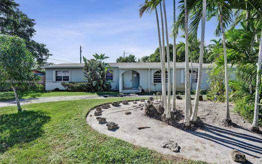 Single Family House For Sale in South Miami Florida 5 Beds 3 Baths