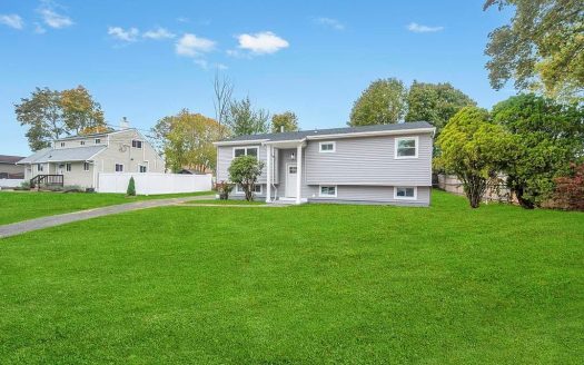 Single Family House For Sale in Medford New York 6 Beds 2 Baths