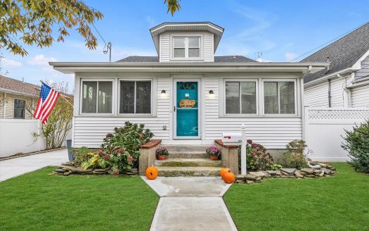 Single Family House For Sale in Merrick New York 4 Beds 2 Baths