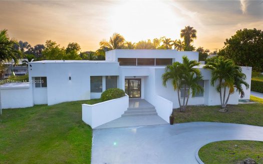 Single Family House For Sale in Miami Florida 5 Beds 4 Baths