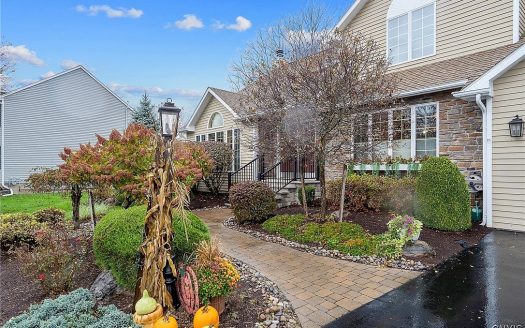 Single Family House For Sale in Camillus New York 4 Beds 4 Baths