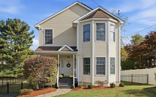 Single Family House For Sale in Garnerville New York 3 Beds 3 Baths