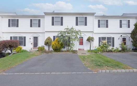 Single Family House For Sale in Garnerville New York 3 Beds 3 Baths