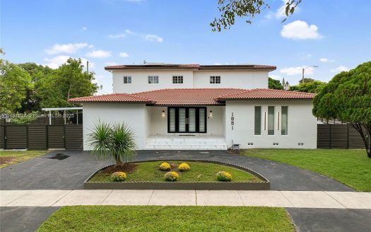 Single Family House For Sale in Miami Florida 7 Beds 5 Baths