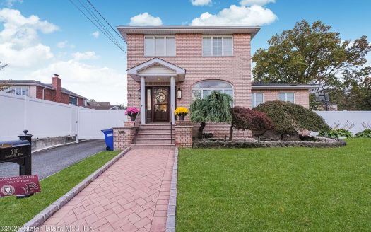 Single Family House For Sale in Staten Island New York 3 Beds 4 Baths