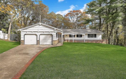 Single Family House For Sale in Dix Hills New York 4 Beds 4 Baths