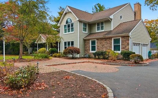 Single Family House For Sale in Bohemia New York 4 Beds 4 Baths
