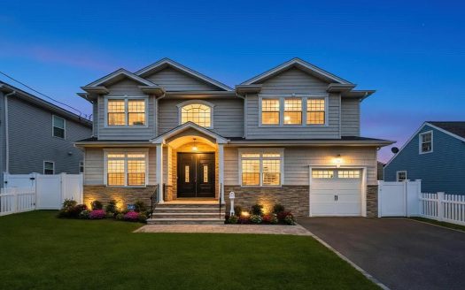 Single Family House For Sale in Bellmore New York 5 Beds 3 Baths