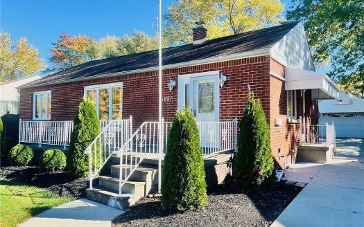 Single Family House For Sale in Hamburg New York 4 Beds 2 Baths