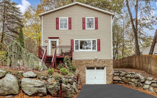 Single Family House For Sale in Suffern New York 4 Beds 3 Baths