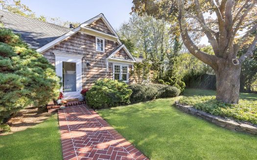 Single Family House For Sale in East Hampton New York 3 Beds 2 Baths
