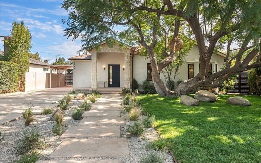 Single Family House For Sale in Valley Village California 3 Beds 3 Baths