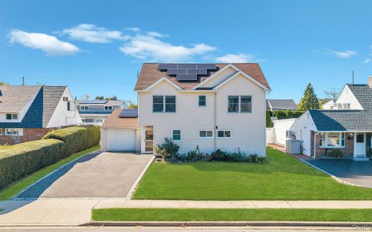 Single Family House For Sale in Hicksville New York 4 Beds 2 Baths