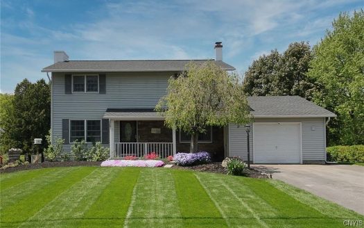 Single Family House For Sale in Camillus New York 5 Beds 3 Baths