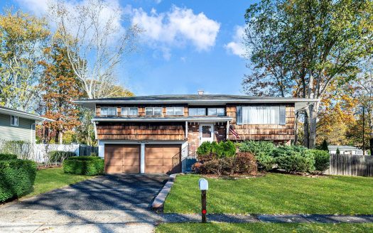 Single Family House For Sale in Centereach New York 4 Beds 2 Baths