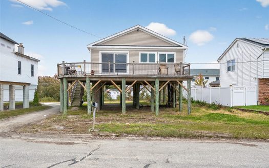 Single Family For Sale in Lindenhurst New York 2 Beds 1 Bath