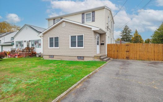 Single Family House For Sale in Lindenhurst New York 5 Beds 2 Baths