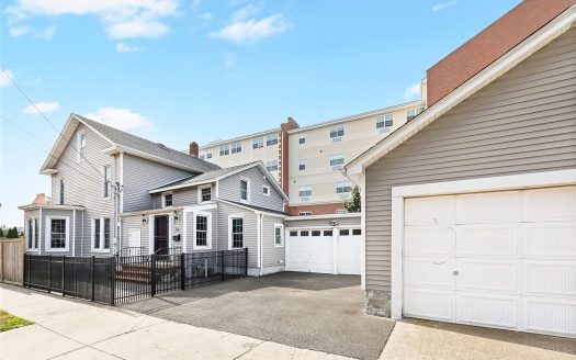 Single Family House For Sale in Patchogue New York 4 Beds 3 Baths