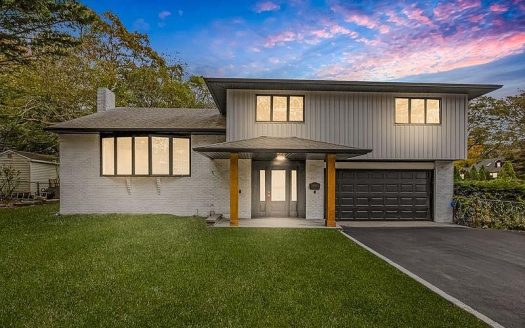 Single Family House For Sale in Patchogue New York 3 Beds 3 Baths