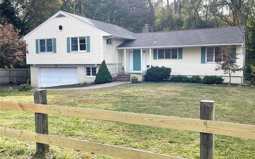 Single Family House For Sale in Centerport New York 3 Beds 4 Baths