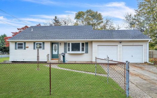 Single Family House For Sale in Bellport New York 4 Beds 2 Baths