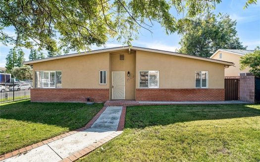 Single Family House For Sale in Winnetka California 4 Beds 2 Baths