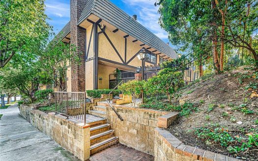 Town House For Sale in Woodland Hills California 3 Beds 3 Baths