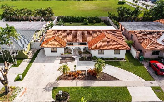 Single Family House For Sale in Miami Florida 5 Beds 3 Baths