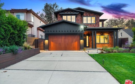 Single Family House For Sale in Los Angeles California 4 Beds 5 Baths