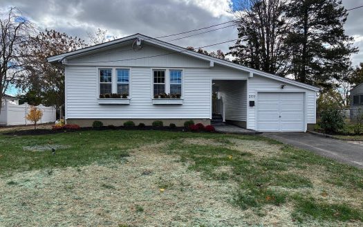Single Family House For Sale in Sayville New York 3 Beds 2 Baths