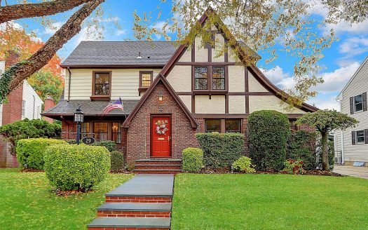 Single Family House For Sale in Garden City New York 4 Beds 3 Baths