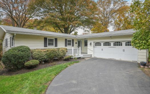 Single Family House For Sale in Montrose New York 3 Beds 3 Baths