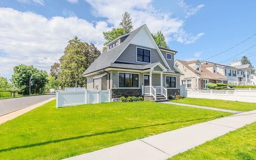 Single Family House For Sale in Hicksville New York 4 Beds 3 Baths