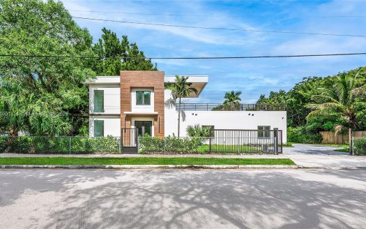 Single Family House For Sale in Miami Florida 4 Beds 4 Baths