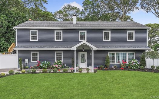 Single Family House For Sale in Centereach New York 5 Beds 3 Baths