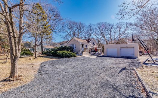 Single Family House For Sale in Selden New York 3 Beds 2 Baths