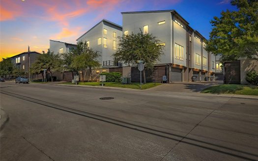 Townhome For Rent in Dallas Texas 3 Beds 3 Baths