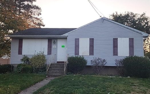 Single Family For Sale in Lindenhurst New York 3 Beds 1 Bath