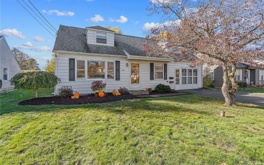 Single Family House For Sale in North Syracuse New York 3 Beds 2 Baths