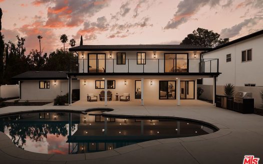 Single Family House For Sale in Woodland Hills California 4 Beds 5 Baths