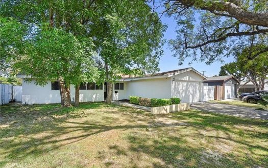 Single Family House For Sale in Winnetka California 3 Beds 2 Baths