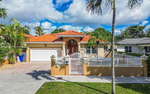 Single Family House For Sale in Miami Florida 4 Beds 3 Baths