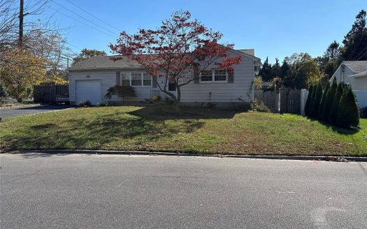 Single Family House For Sale in Ronkonkoma New York 5 Beds 2 Baths
